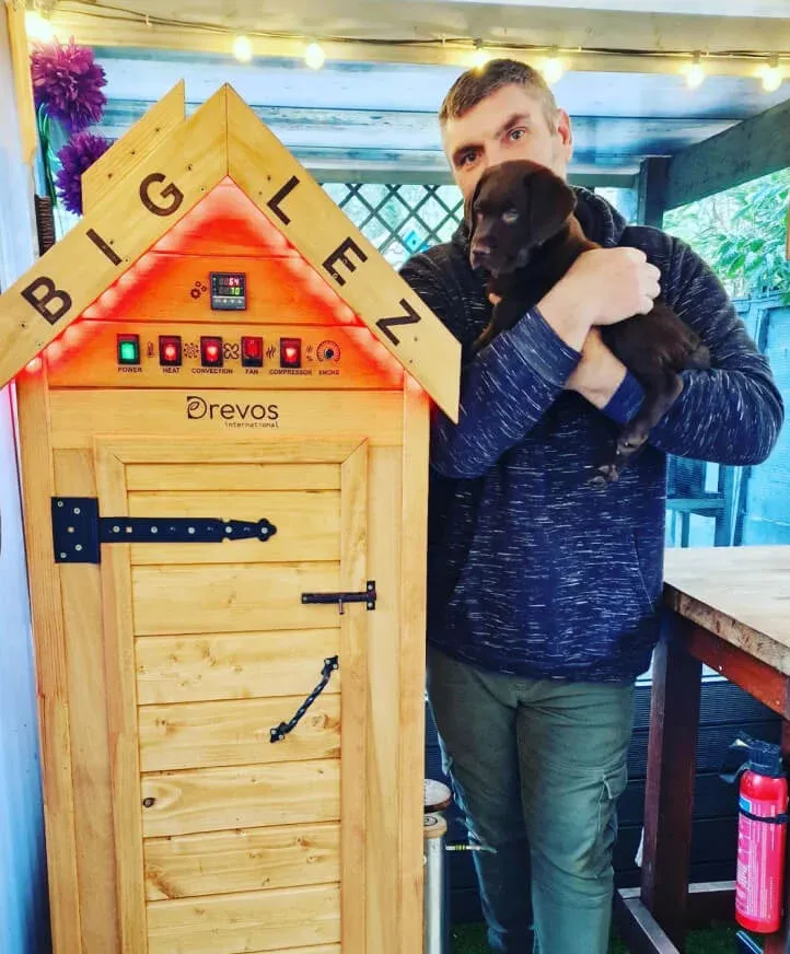 Client cu afumătoarea gravată „Big Lez”