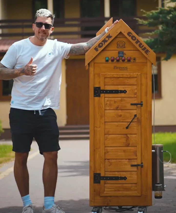 Client lângă afumătoarea cu nume gravat