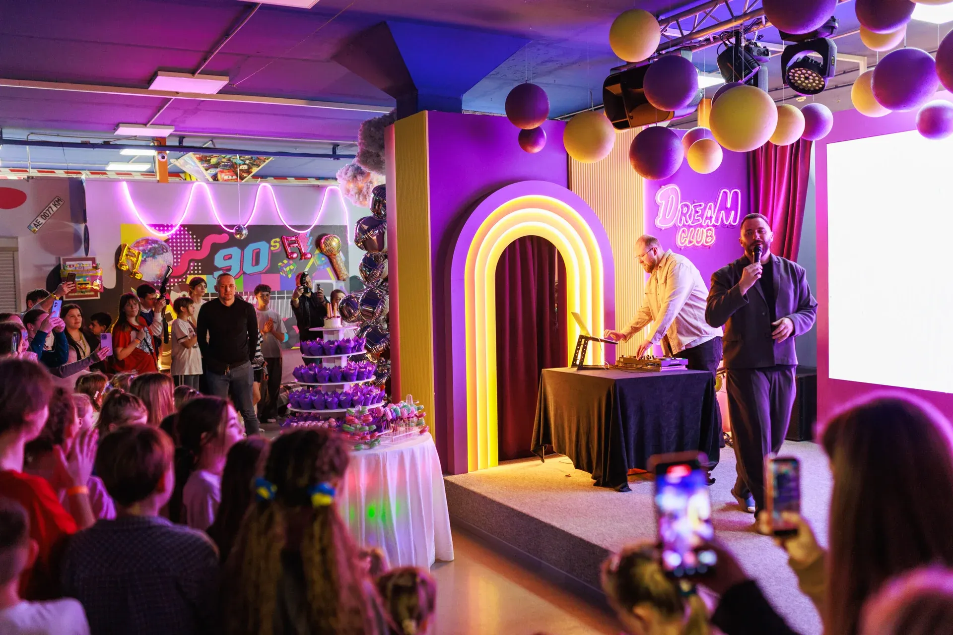 Сцена та гості розважального центру Dream Club