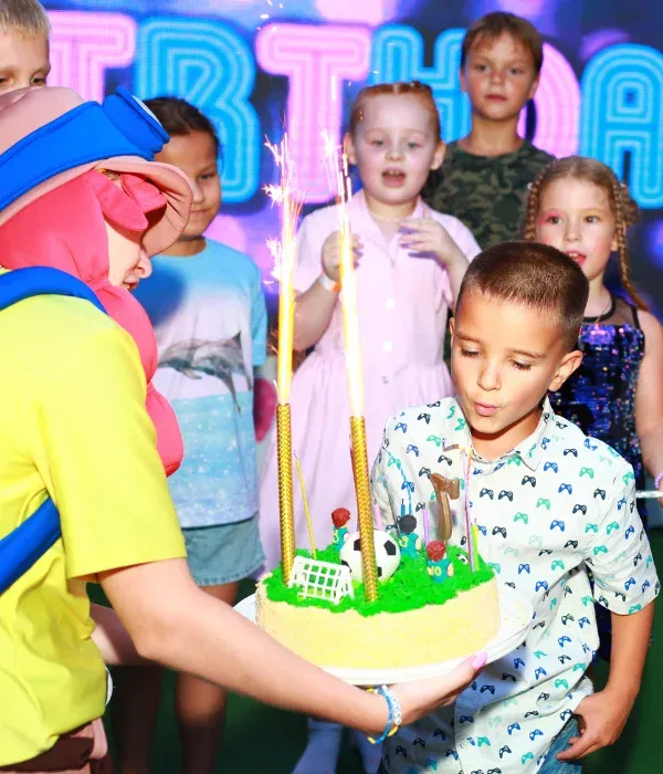 День народження у Dream Club: іменинник, друзі й аніматор зі святковим тортом