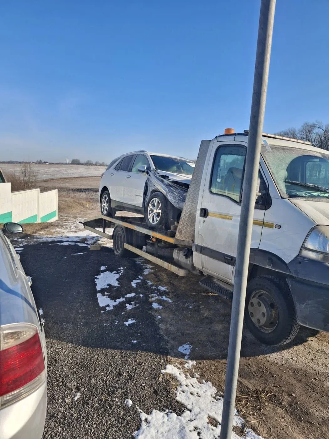 Авто після ДТП на евакуаторі взимку